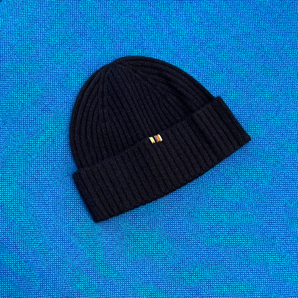 Ami Ribbed Cashmere Beanie in Navy