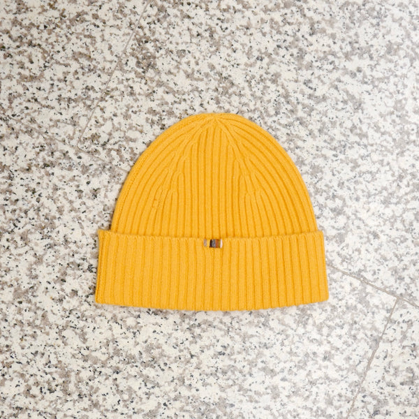 Ami Ribbed Cashmere Beanie in Vitamin