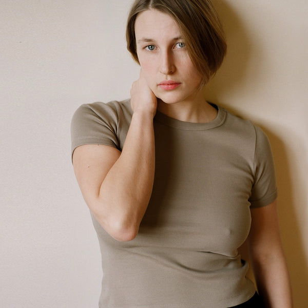 CAR TEE IN TAUPE