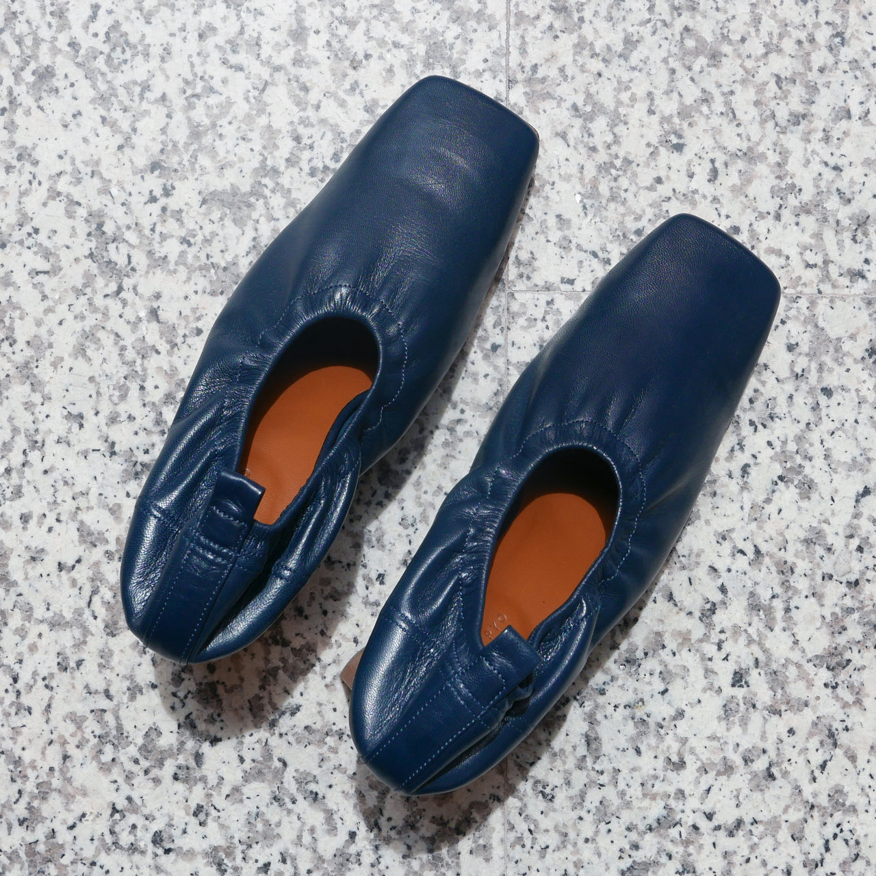 Edie Pump In Leather Shiny Navy